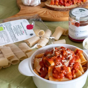 Sugo alla Norma ja paccheri | MyItaly